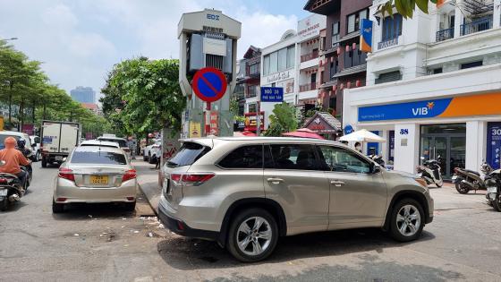 Người dân trò chuyện trên vỉa hè Phố Đội Cấn Ba Đình